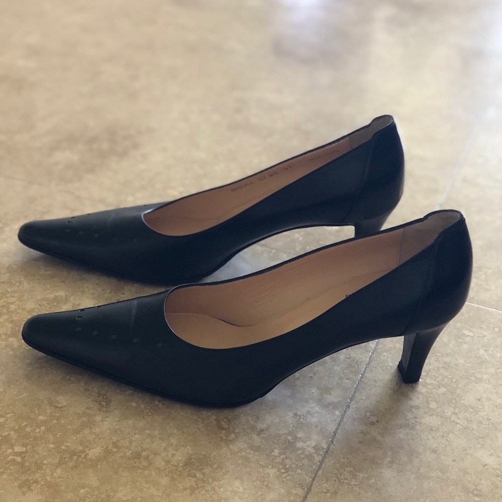 Pristine Bally classic black pumps